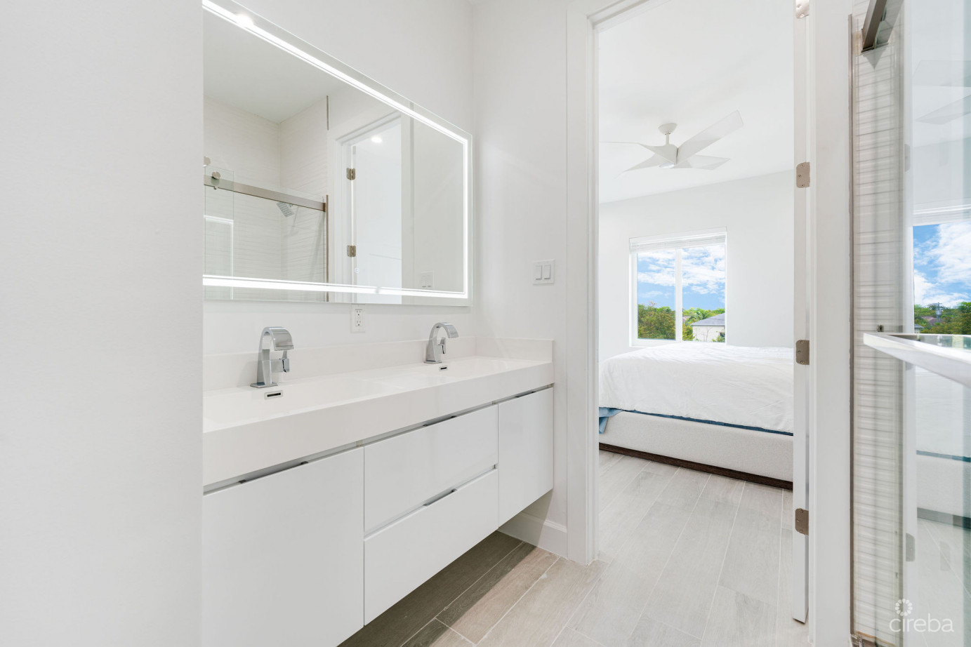 Spacious & Modern 3 Br Townhome - Excellent Location!