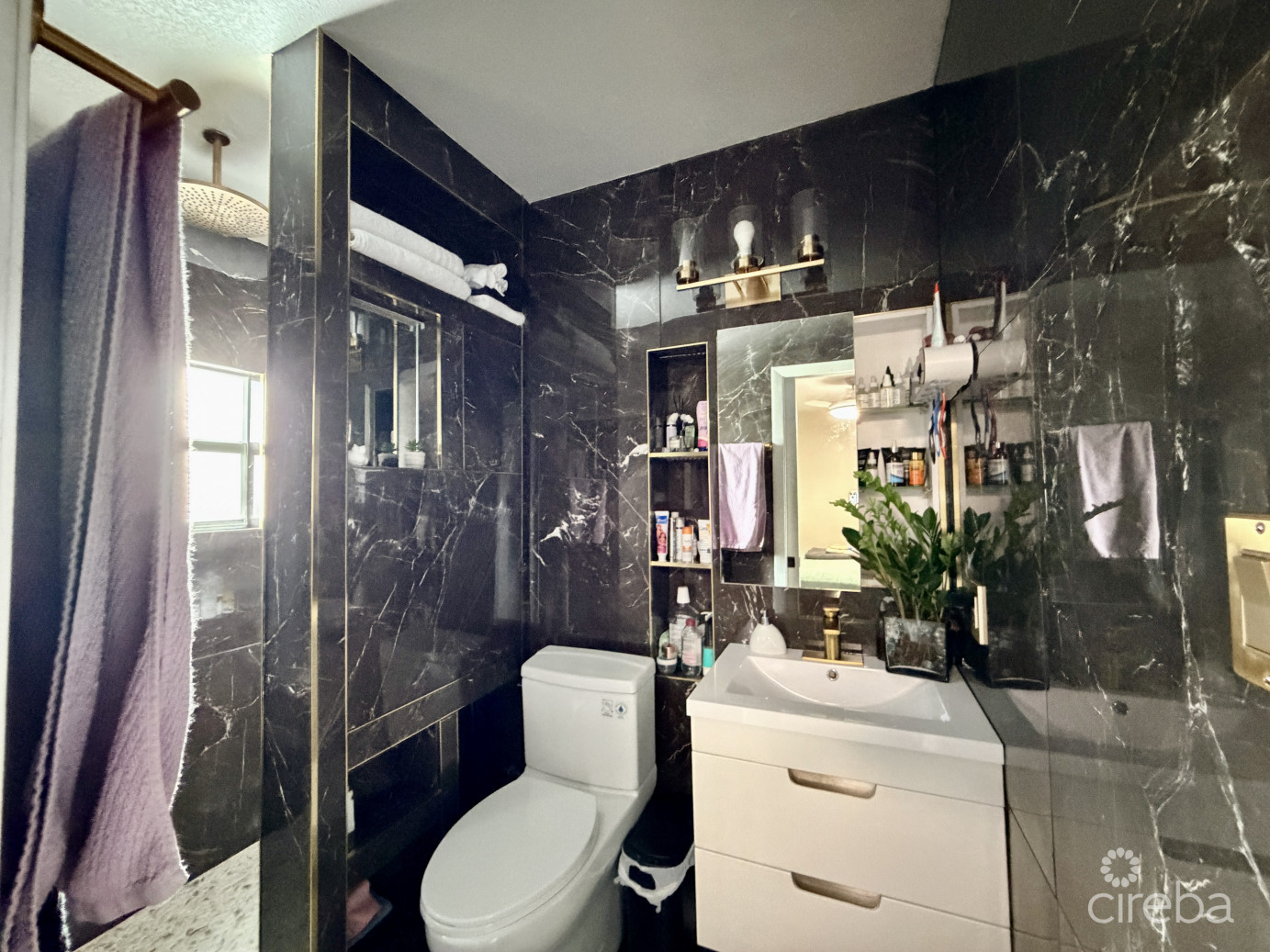 Tropical Haven - Remodelled 3 Bedroom Condo!