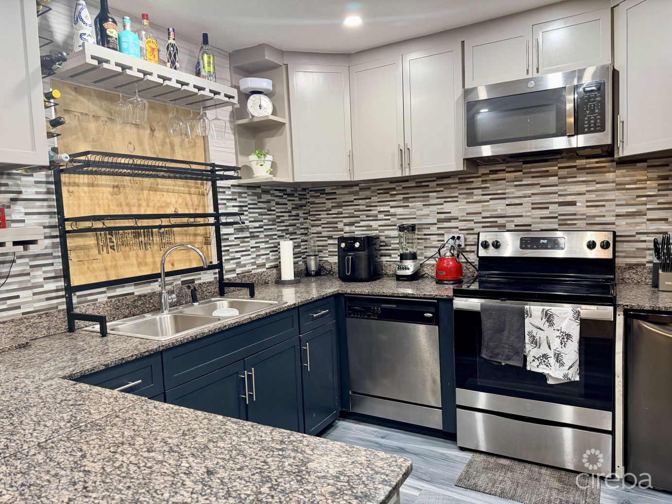 Tropical Haven - Remodelled 3 Bedroom Condo!