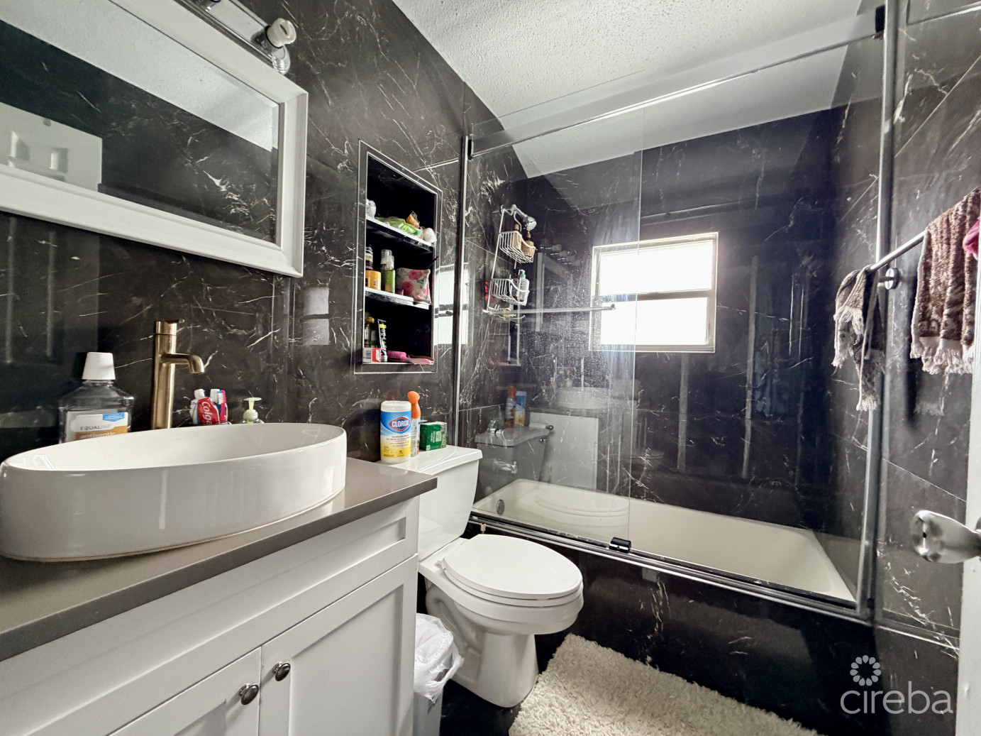 Tropical Haven - Remodelled 3 Bedroom Condo!