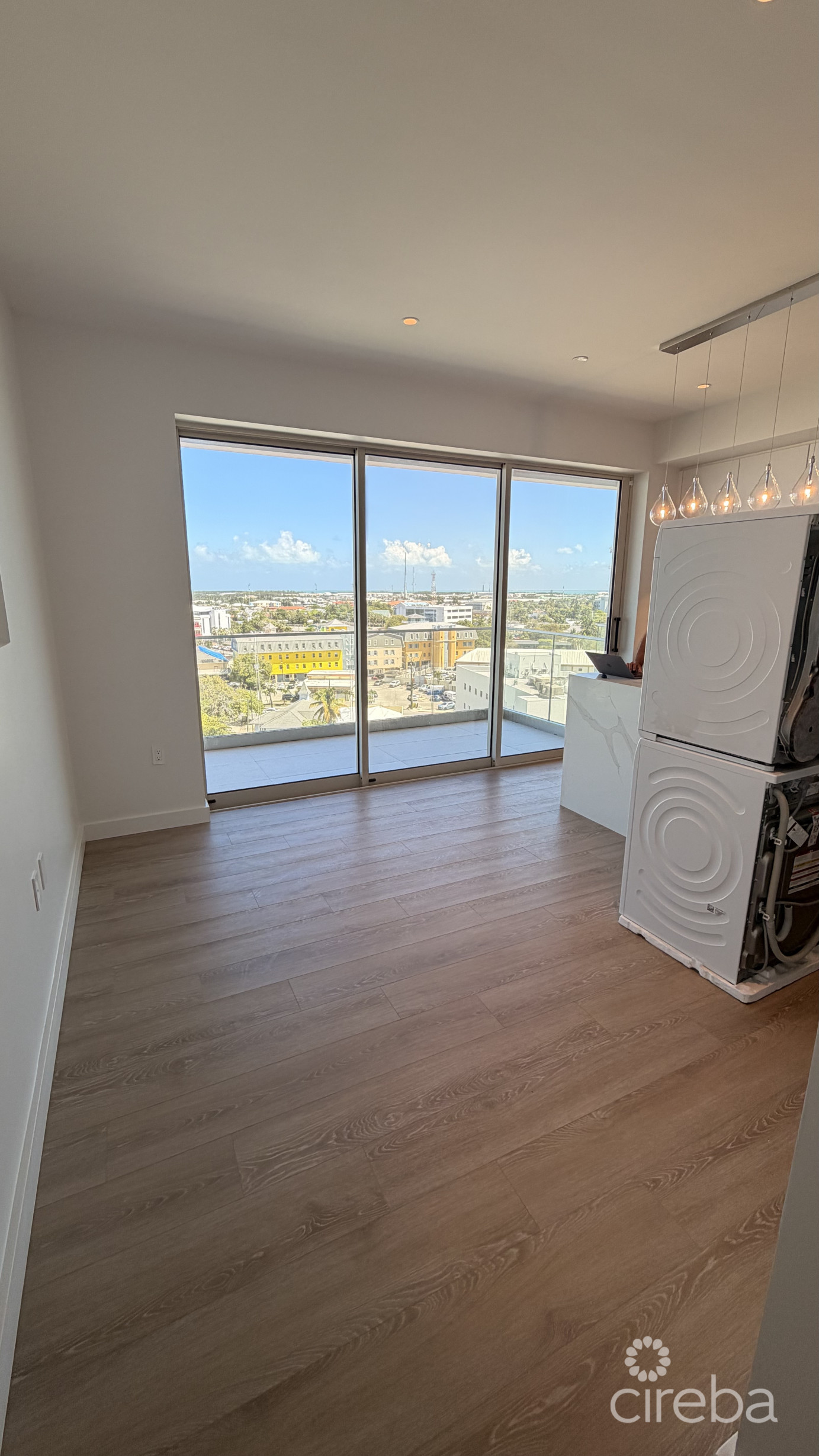 One Gt  Move In Now! Amazing 8th Floor Nw Views