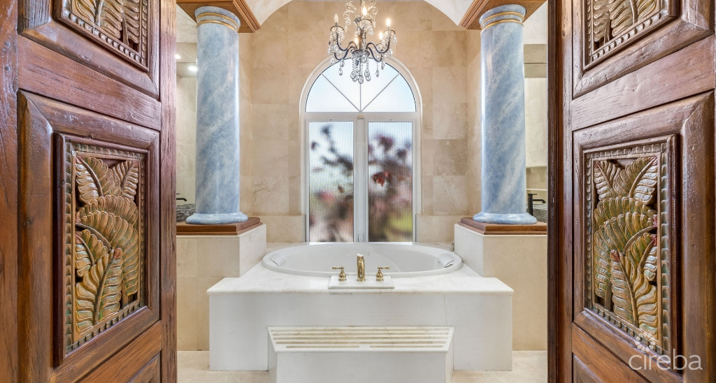 Villa D'este - Stunning Seafront Home