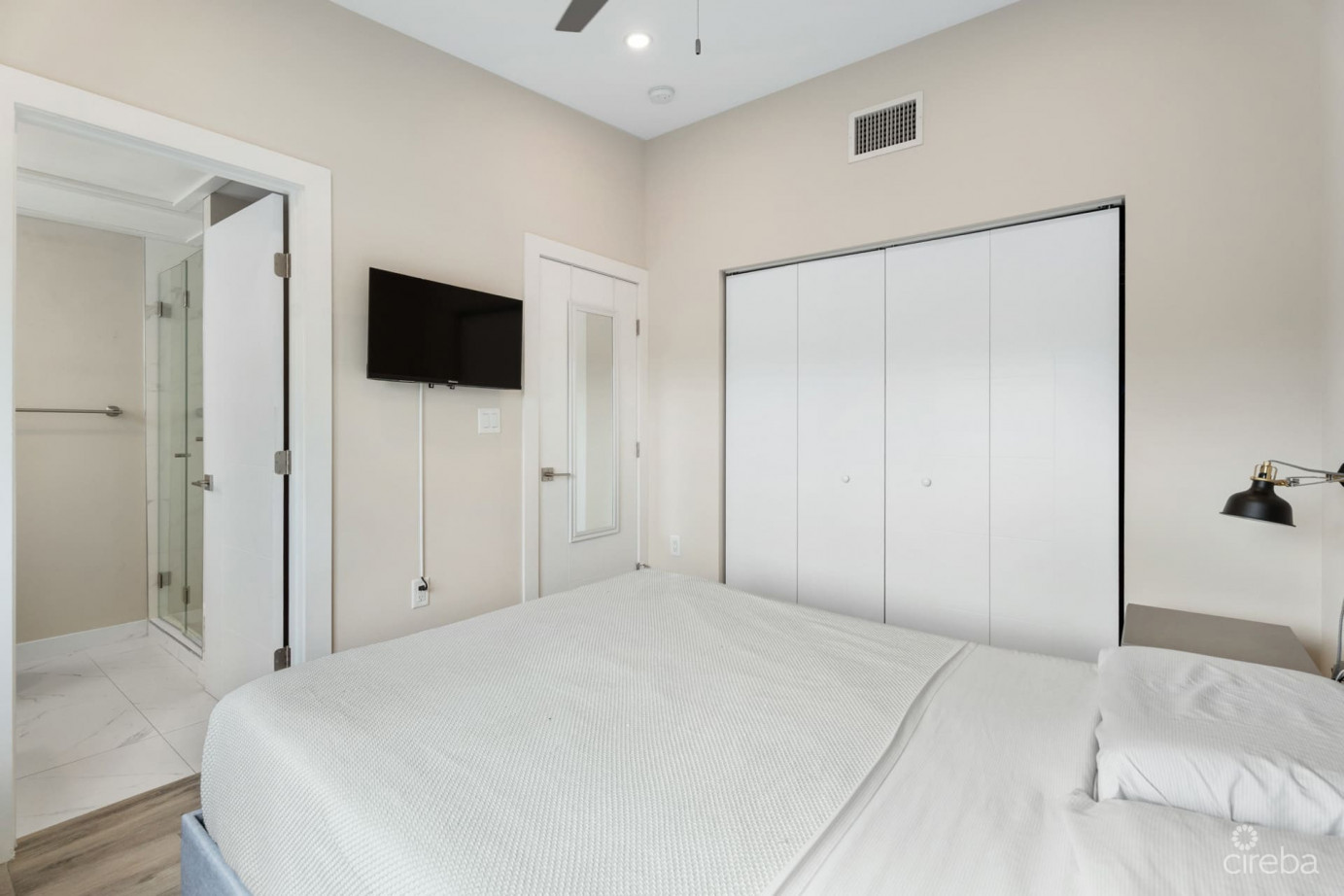 Never Rented Top Floor 1-bed Downtown Reach