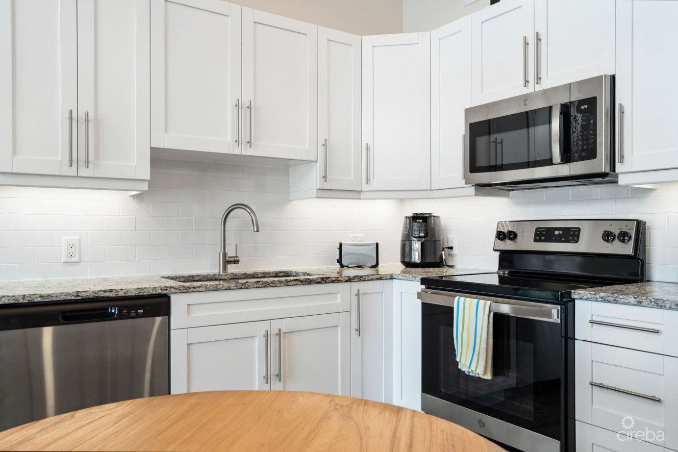 Never Rented Top Floor 1-bed Downtown Reach