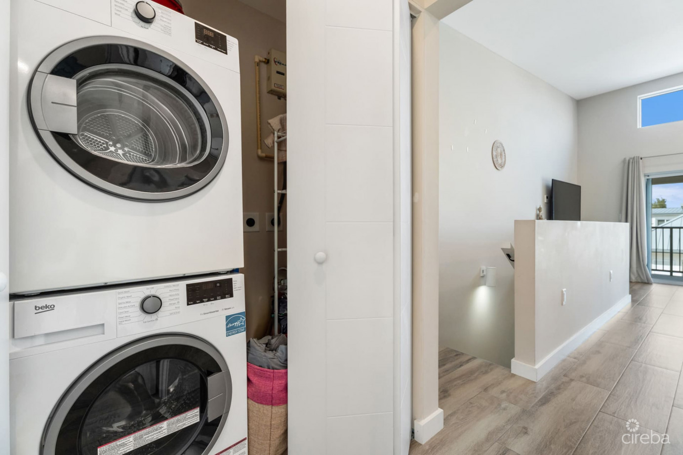 Never Rented Top Floor 1-bed Downtown Reach