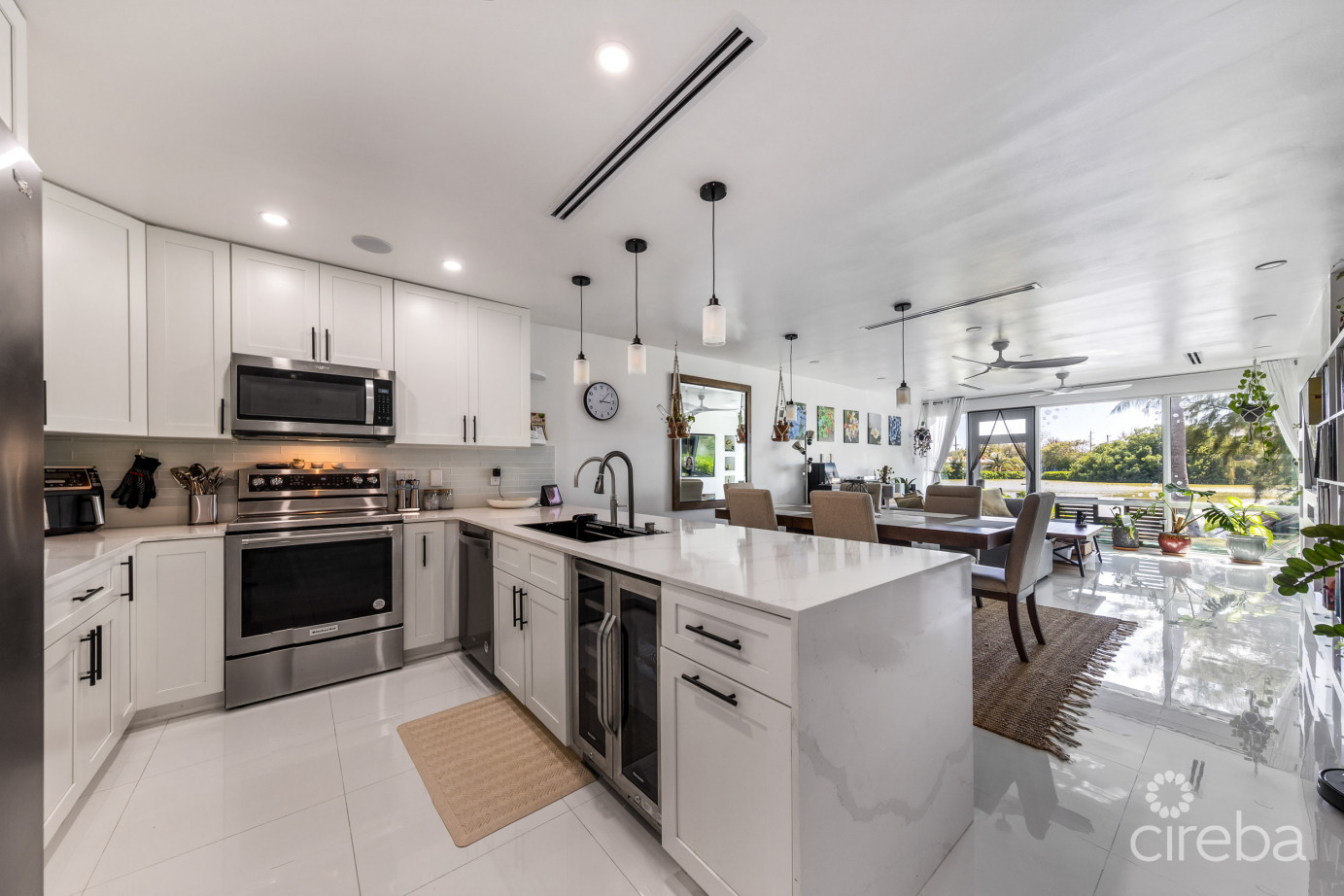 #6 Lakeshore Villas / 2 Bed Plus Den / 3 Bath