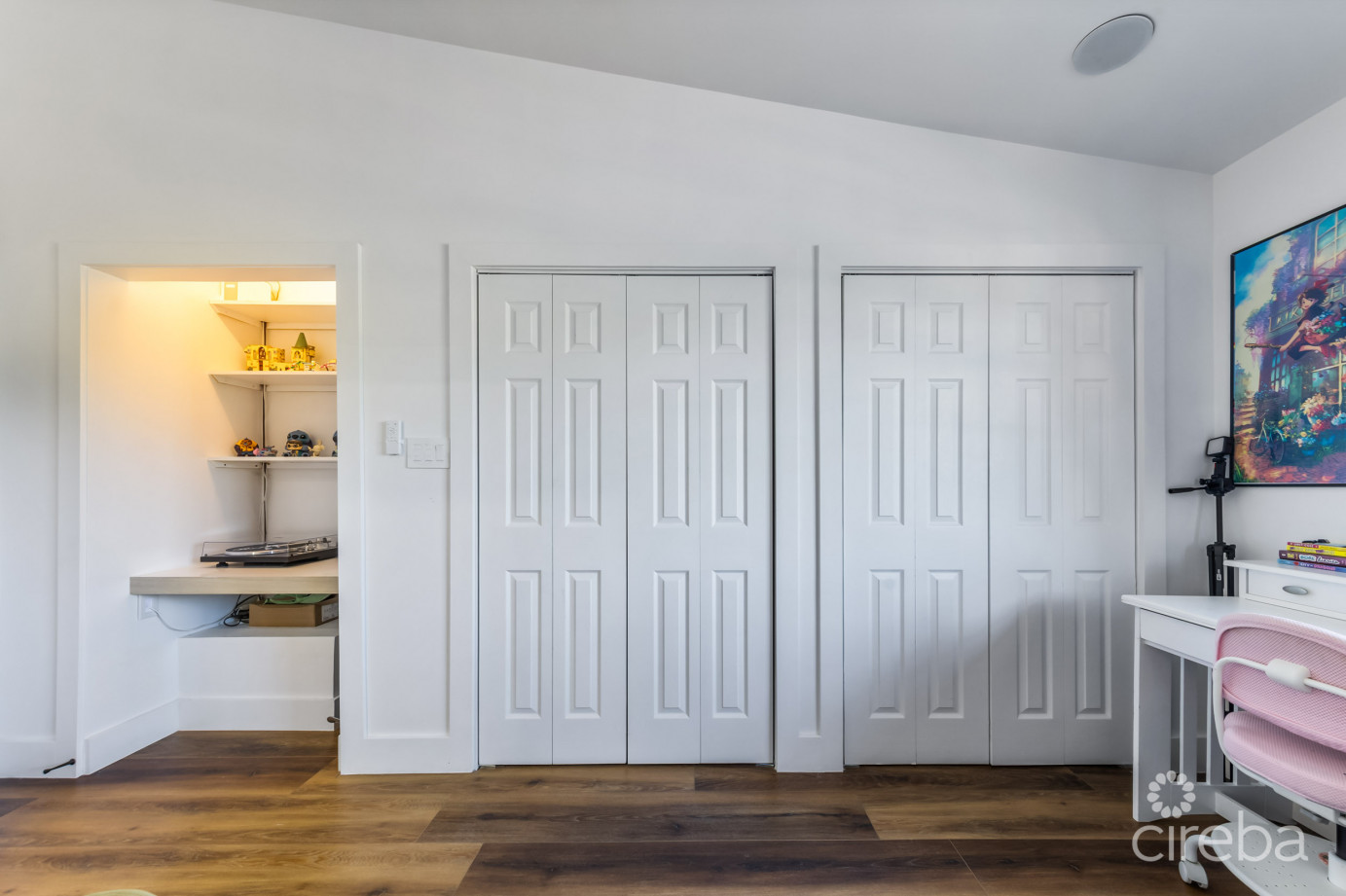 #6 Lakeshore Villas / 2 Bed Plus Den / 3 Bath