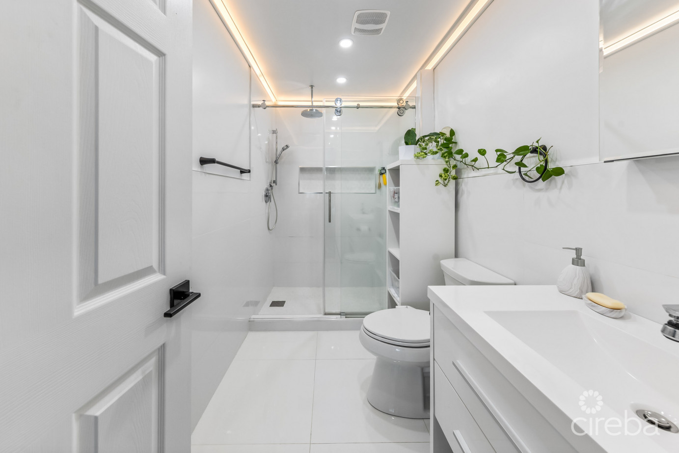 #6 Lakeshore Villas / 2 Bed Plus Den / 3 Bath