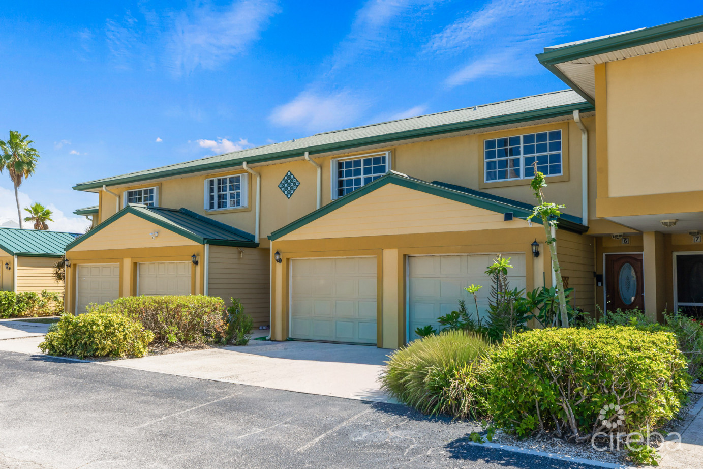 #6 Lakeshore Villas / 2 Bed Plus Den / 3 Bath