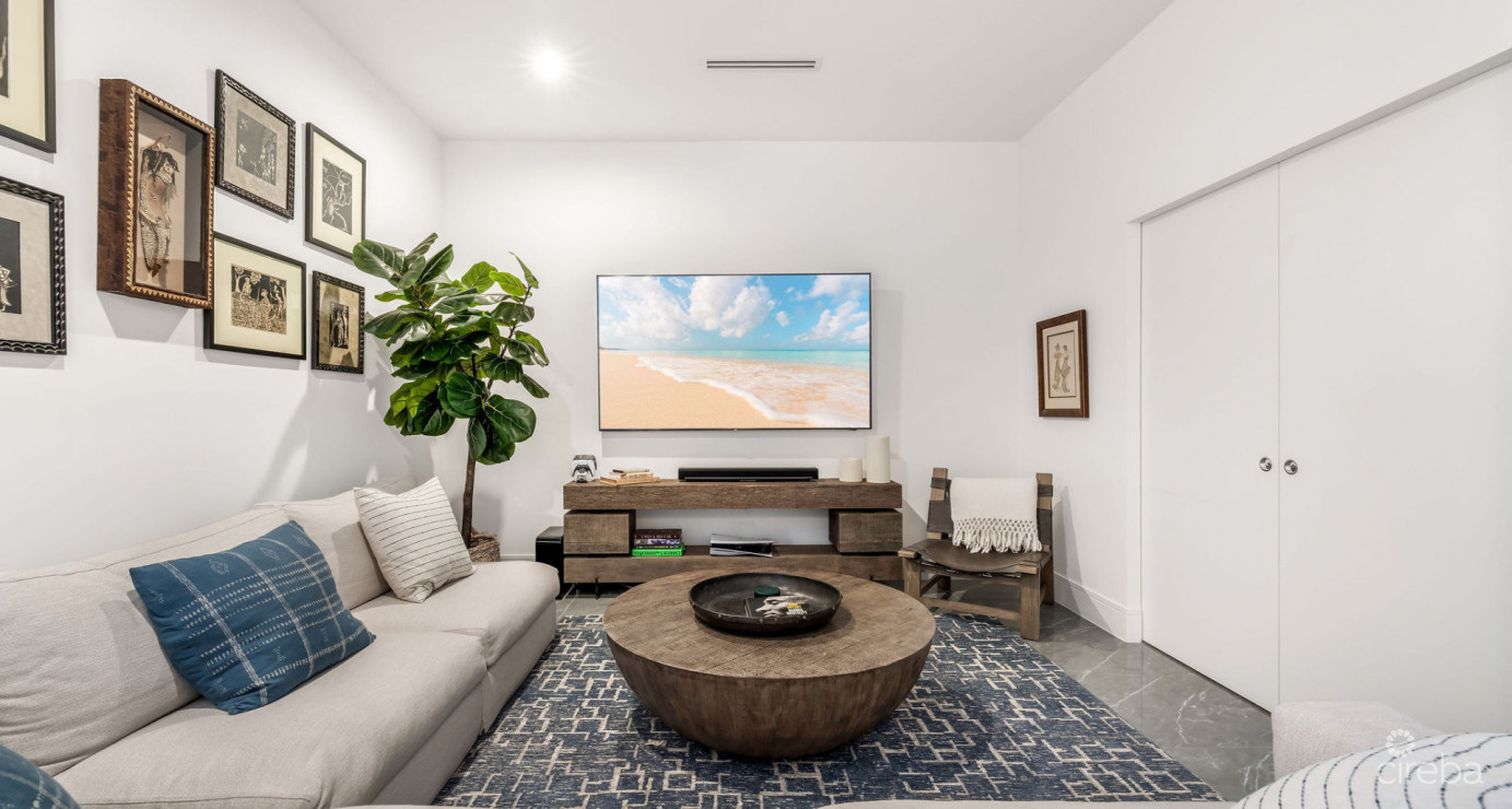 1fin- Single Level Corner Condo With Excellent Layout