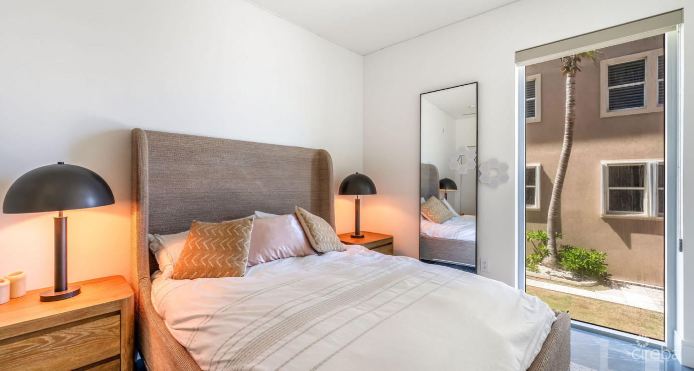 1fin- Single Level Corner Condo With Excellent Layout