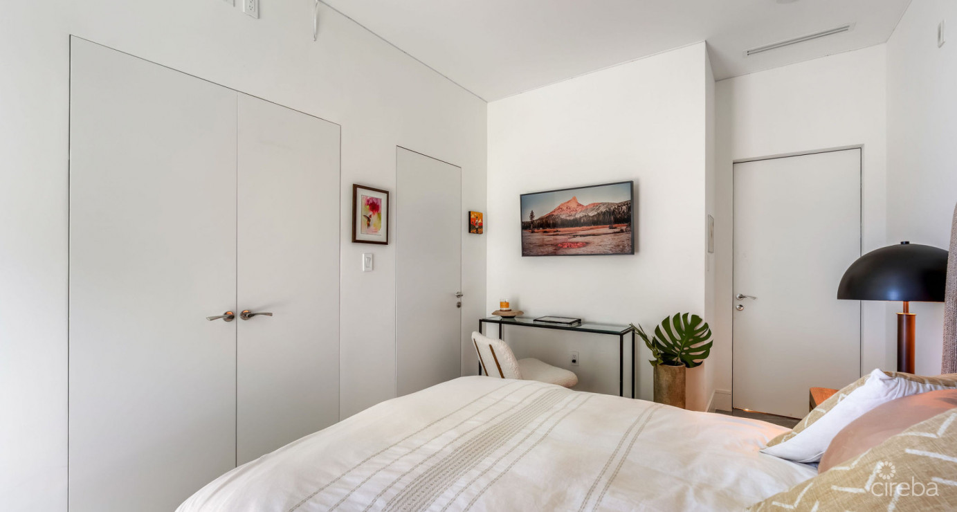 1fin- Single Level Corner Condo With Excellent Layout