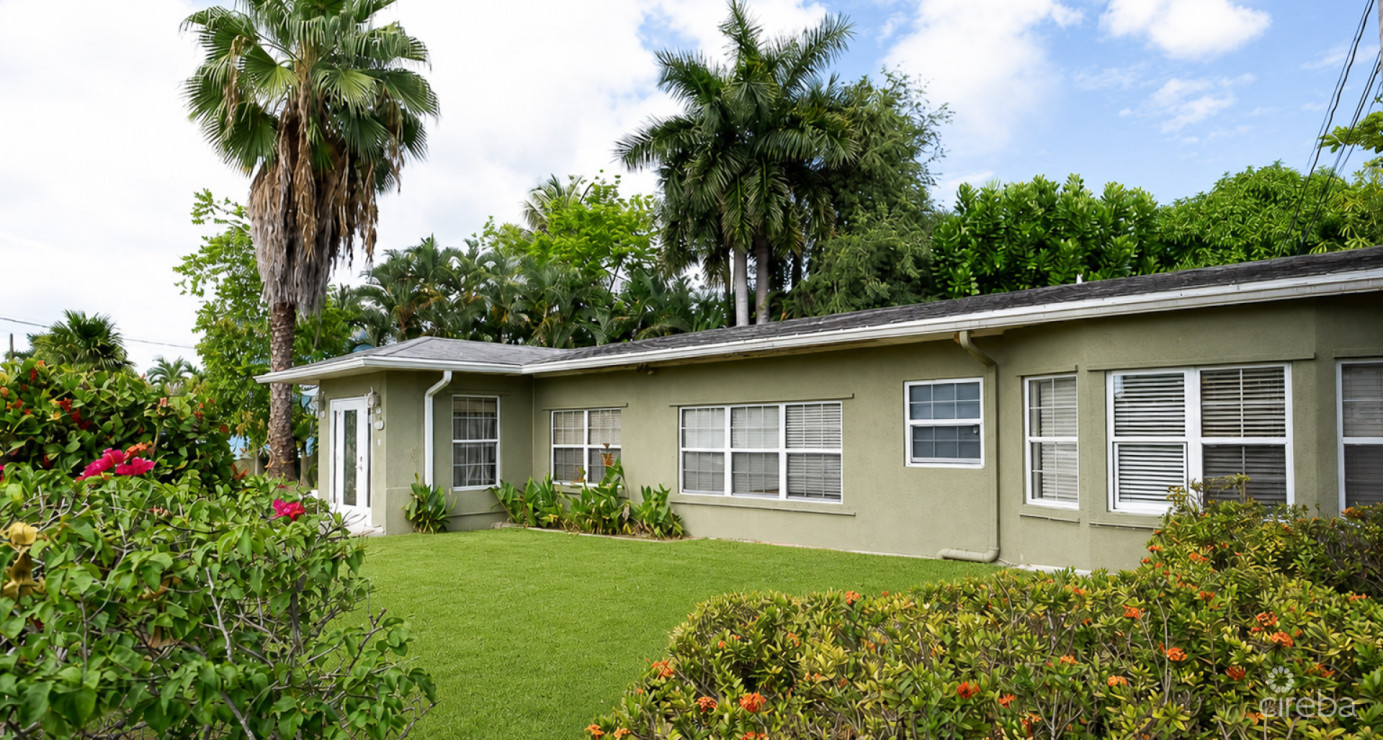 4 Bedroom Home With 2 Cottages