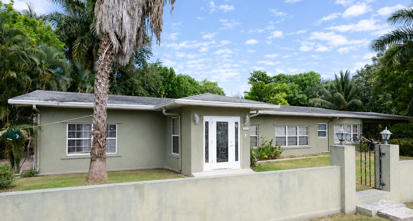 4 Bedroom Home With 2 Cottages