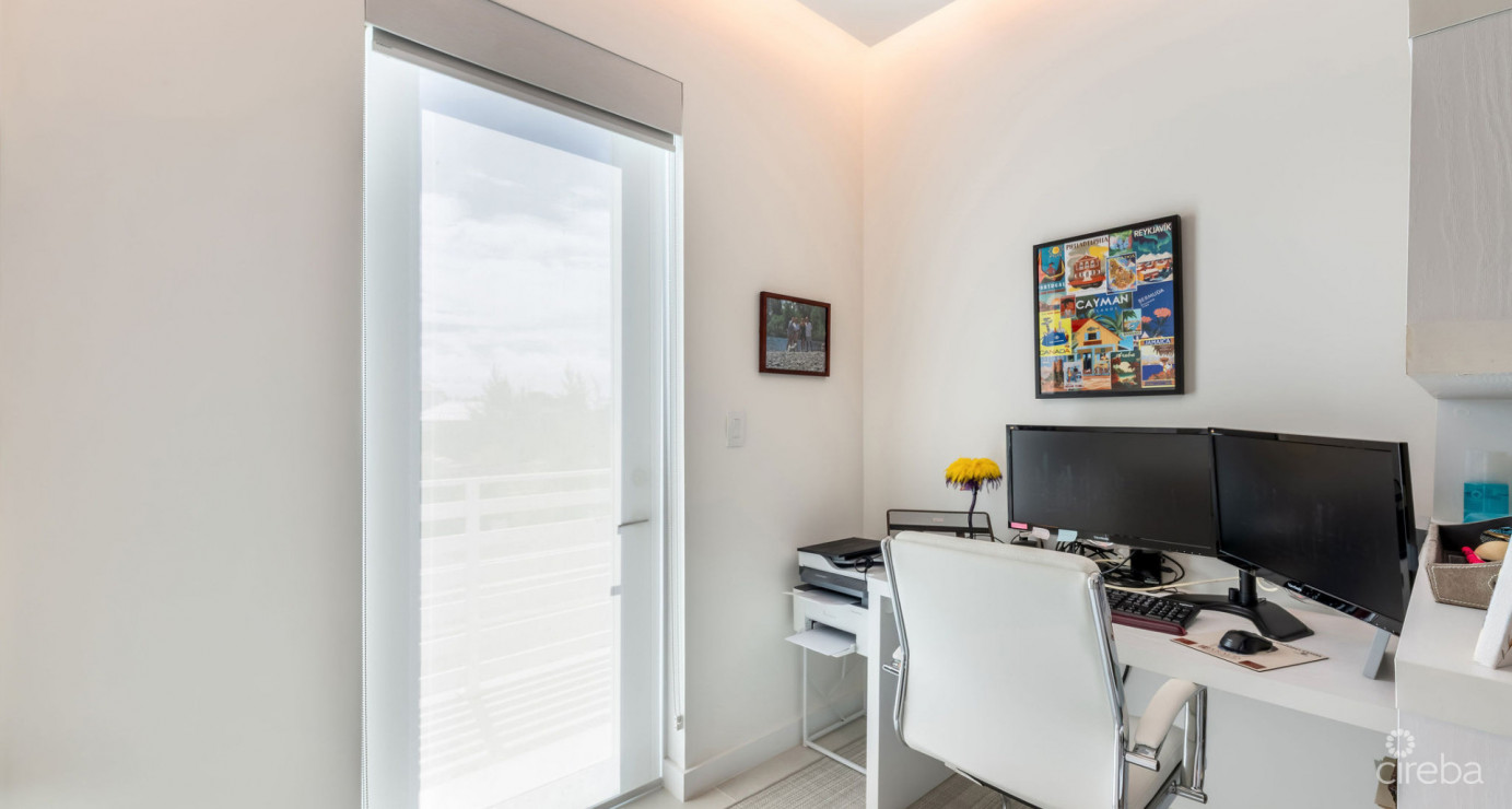 Solara Upgraded 3 Bed End Unit Townhome