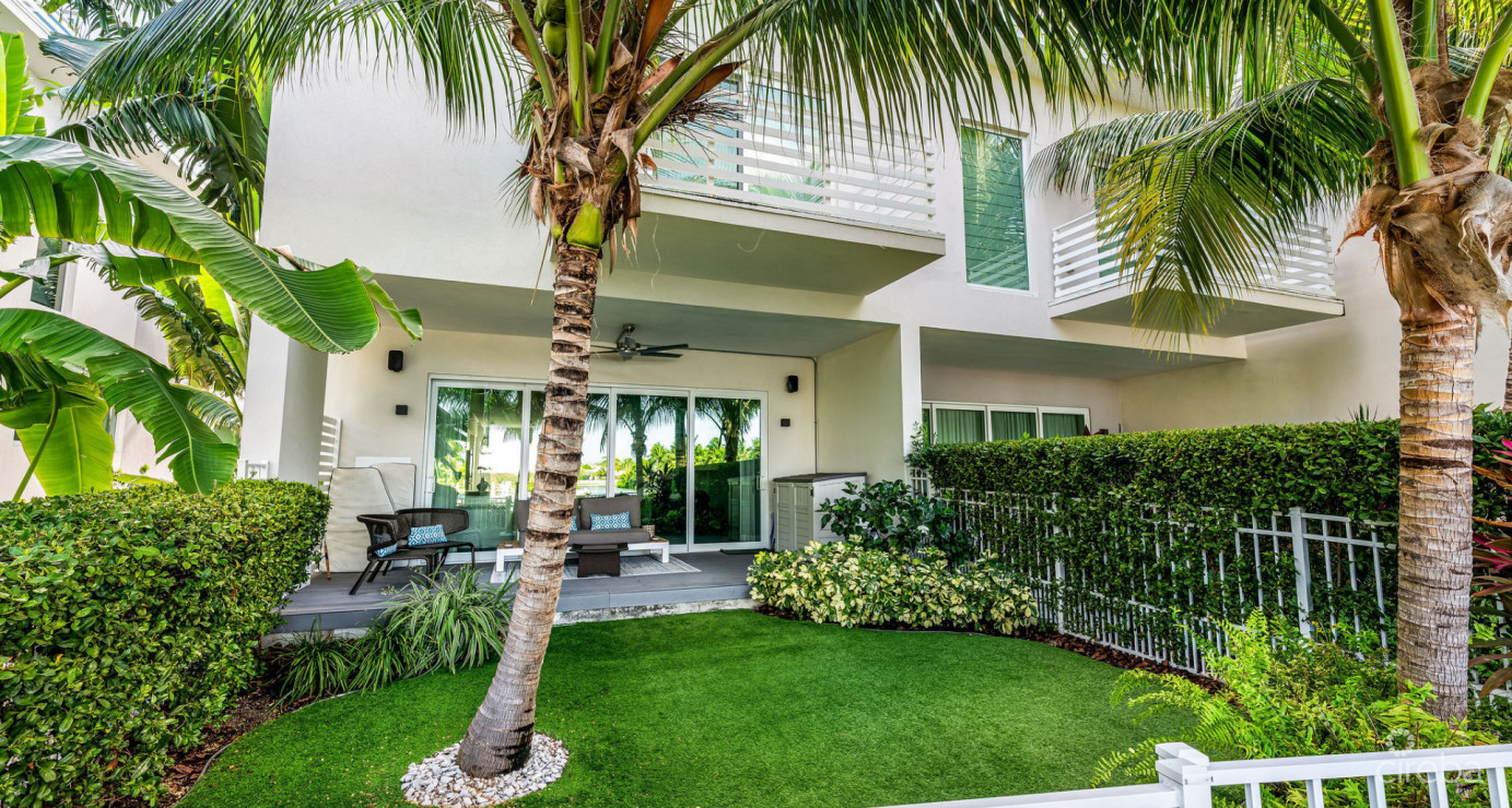 Solara Upgraded 3 Bed End Unit Townhome