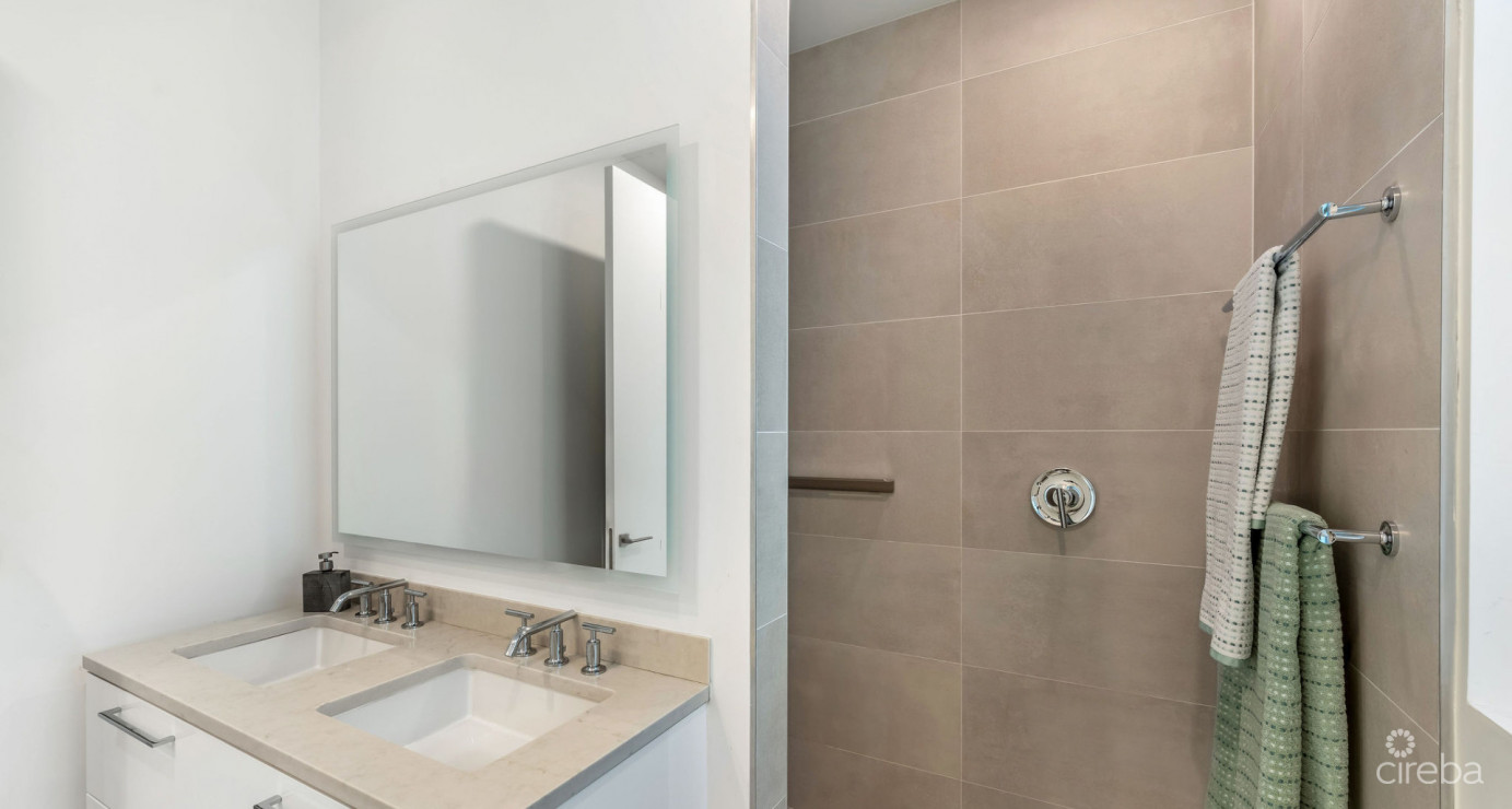 Solara Upgraded 3 Bed End Unit Townhome