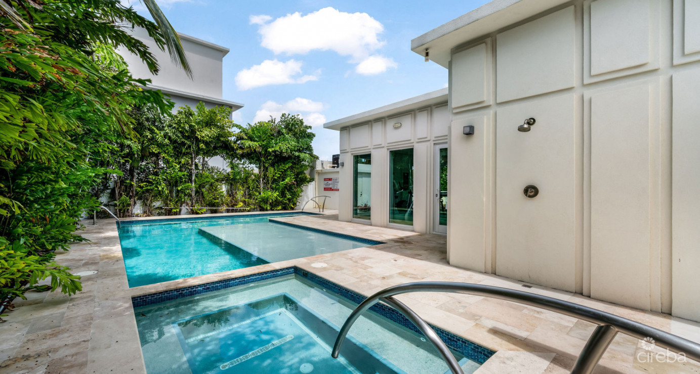 Solara Upgraded 3 Bed End Unit Townhome