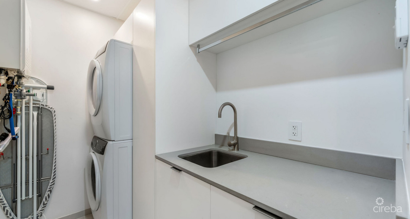 Solara Upgraded 3 Bed End Unit Townhome