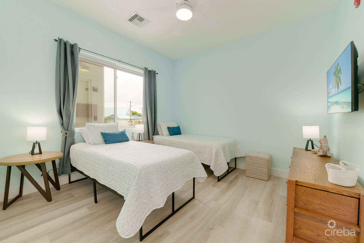 Sunset Point - Beautifully Upgraded 3 Bed With Panoramic Ocean Views