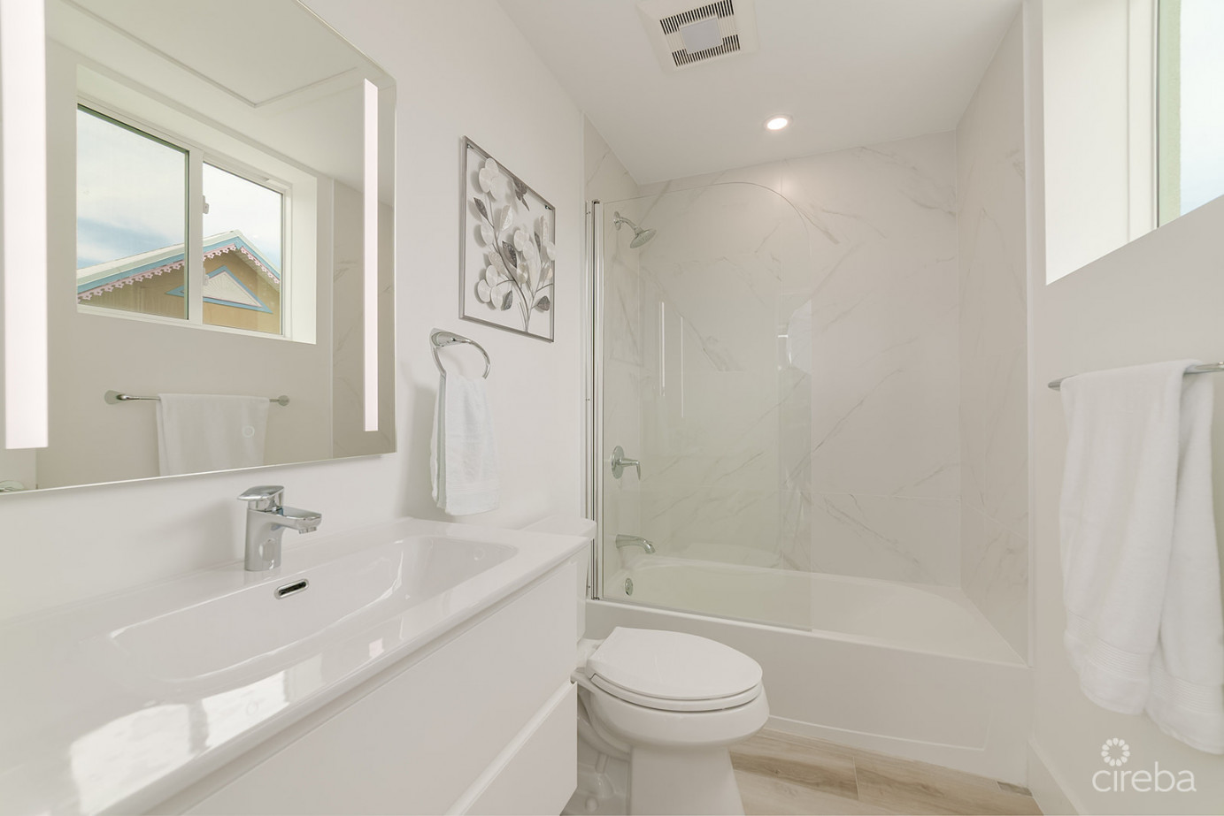 Sunset Point - Beautifully Upgraded 3 Bed With Panoramic Ocean Views