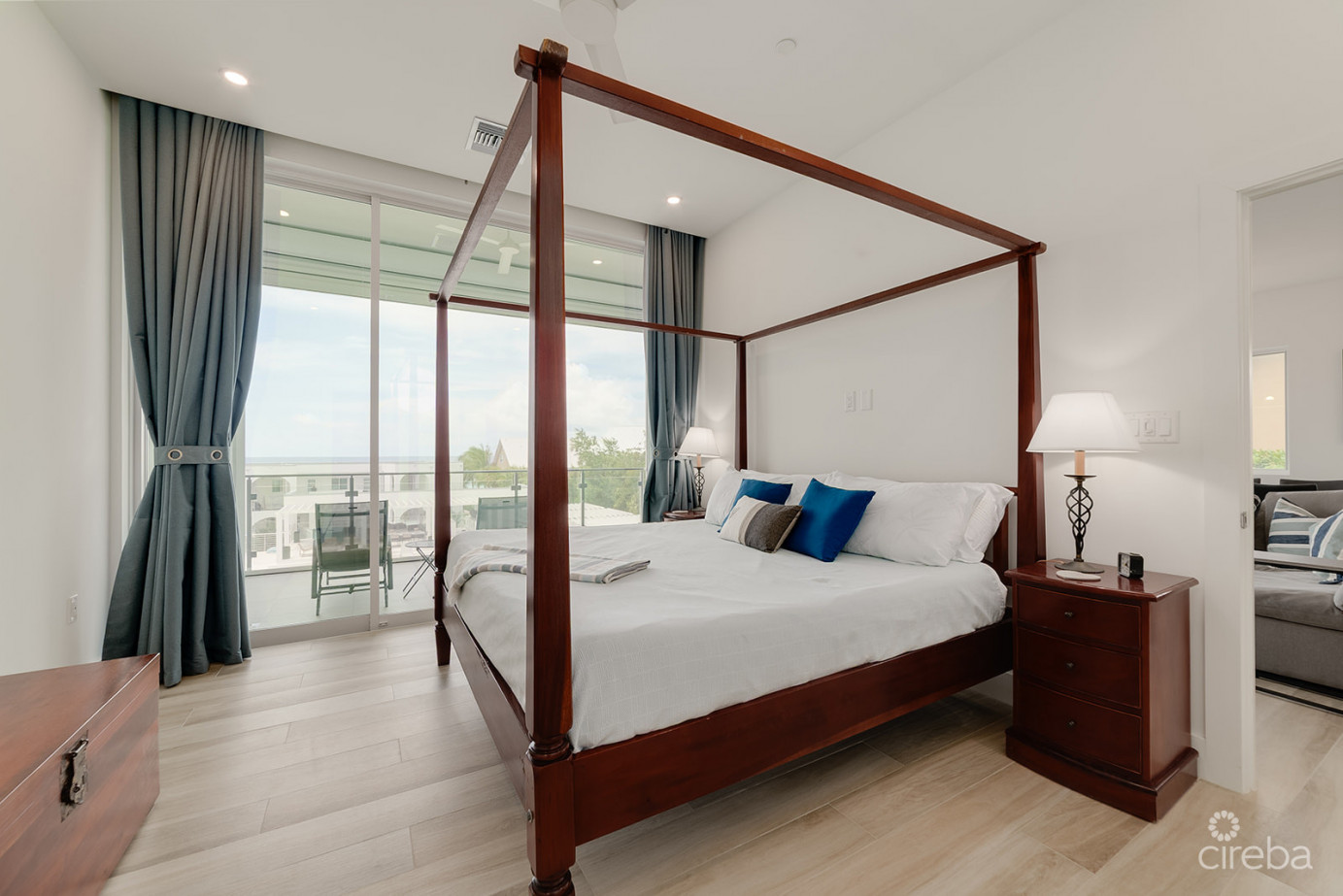 Sunset Point - Beautifully Upgraded 3 Bed With Panoramic Ocean Views