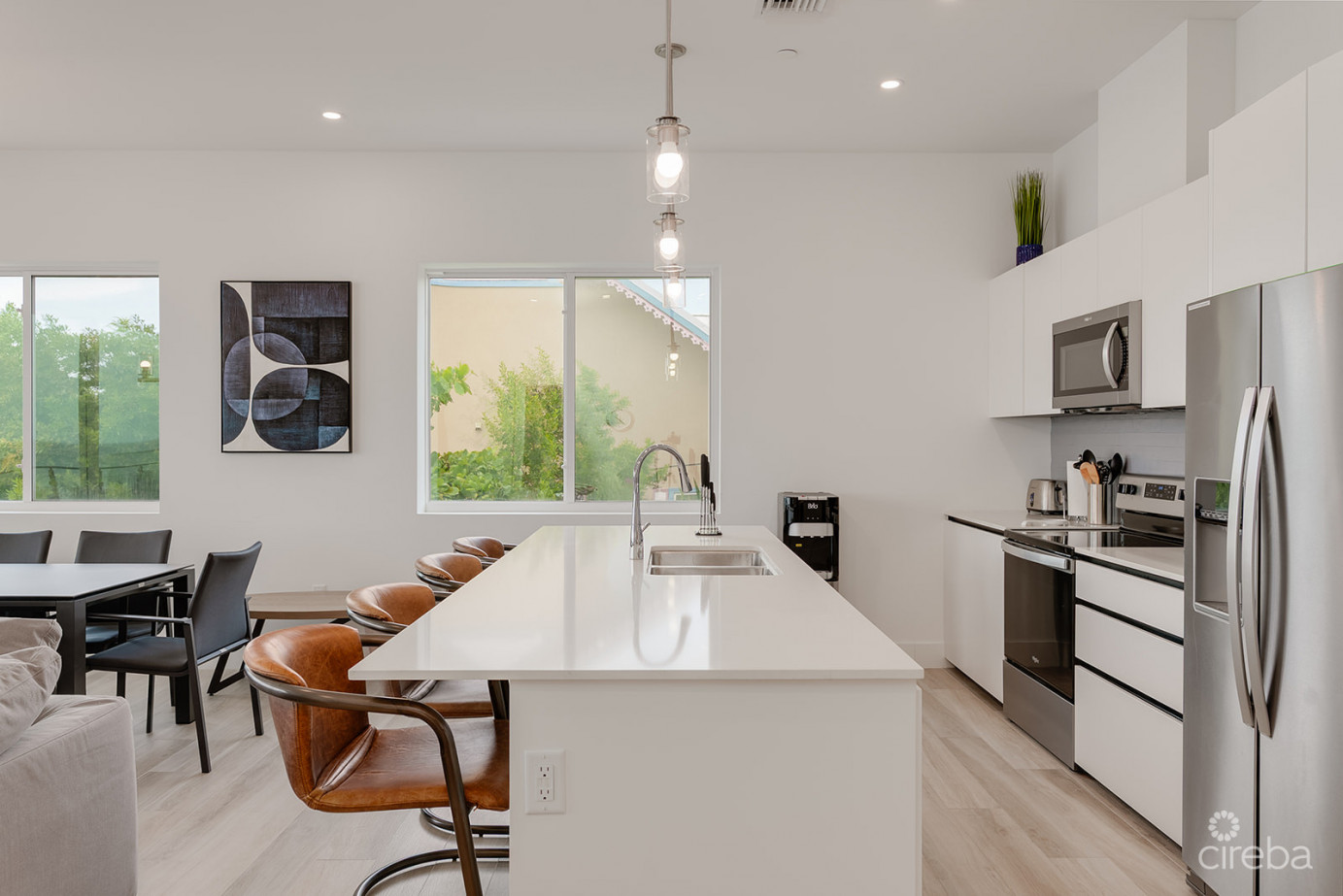 Sunset Point - Beautifully Upgraded 3 Bed With Panoramic Ocean Views