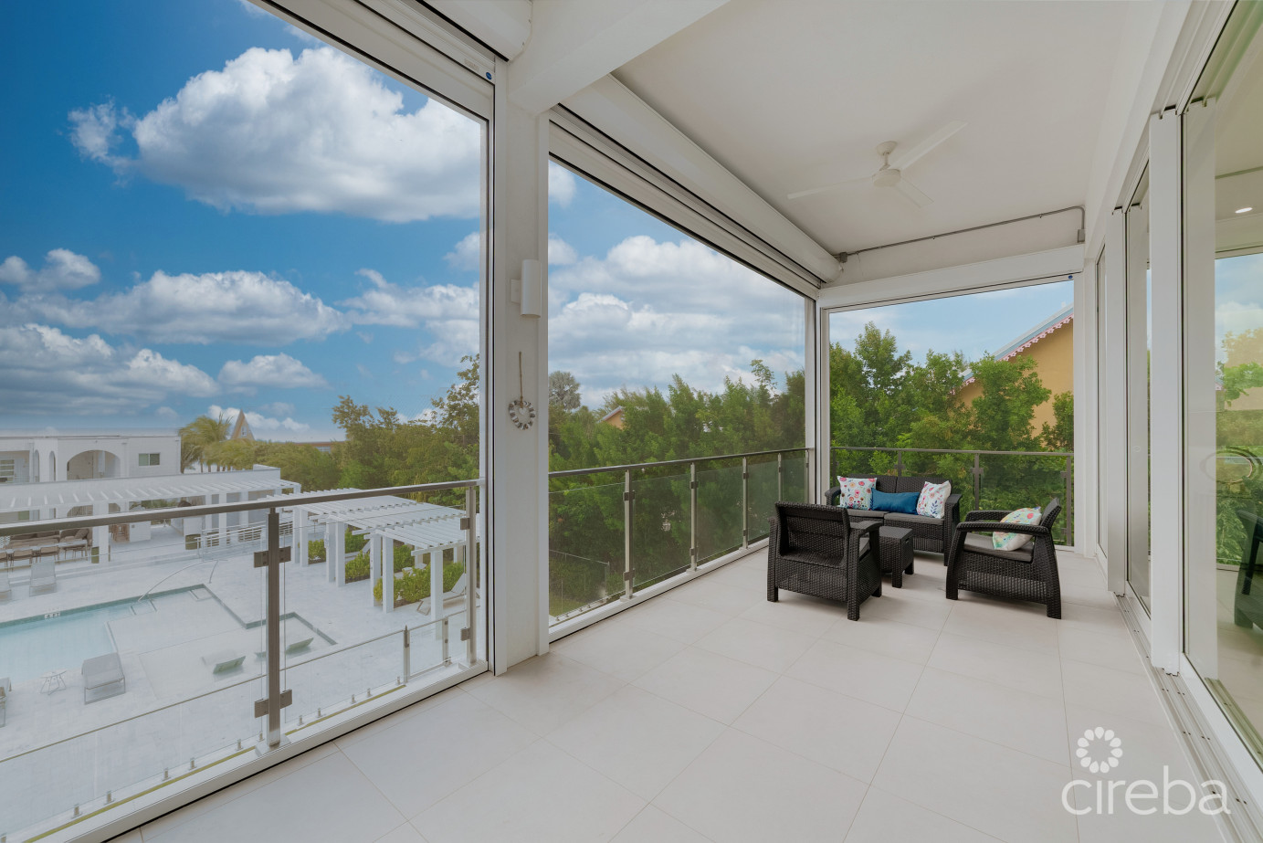 Sunset Point - Beautifully Upgraded 3 Bed With Panoramic Ocean Views