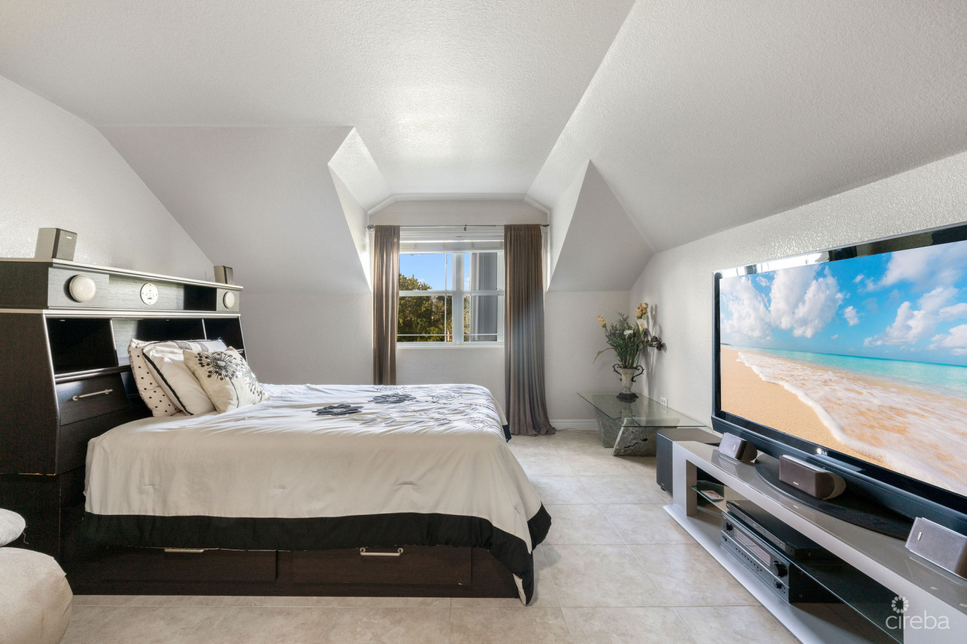 Spacious 3 Bed + Den Townhome At L'ambience