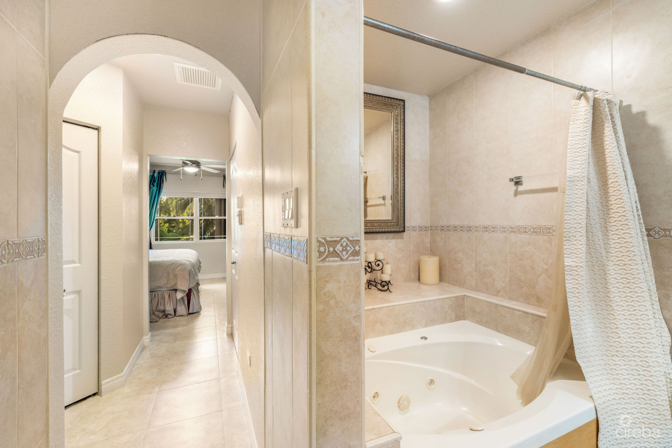 Spacious 3 Bed + Den Townhome At L'ambience