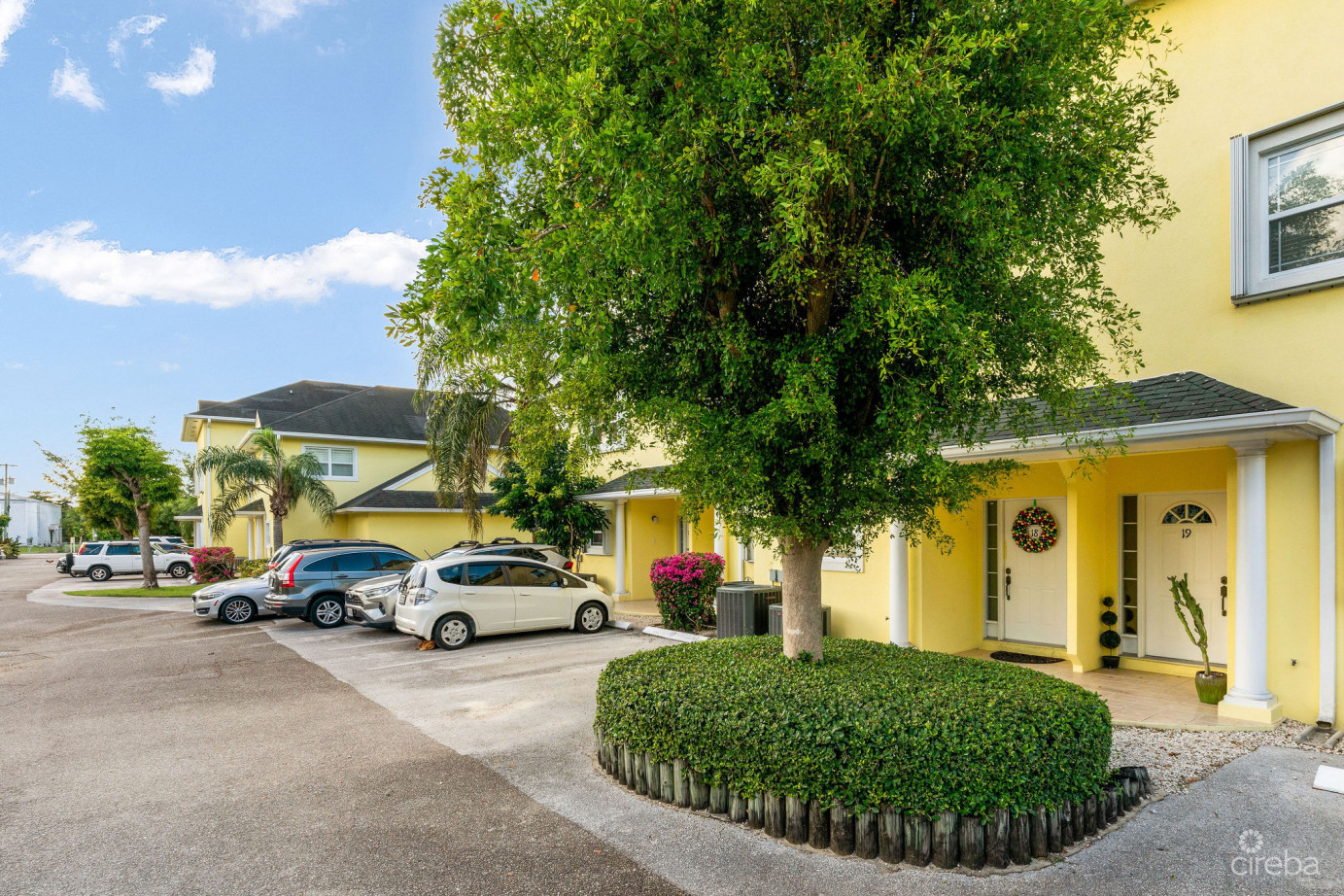 Spacious 3 Bed + Den Townhome At L'ambience