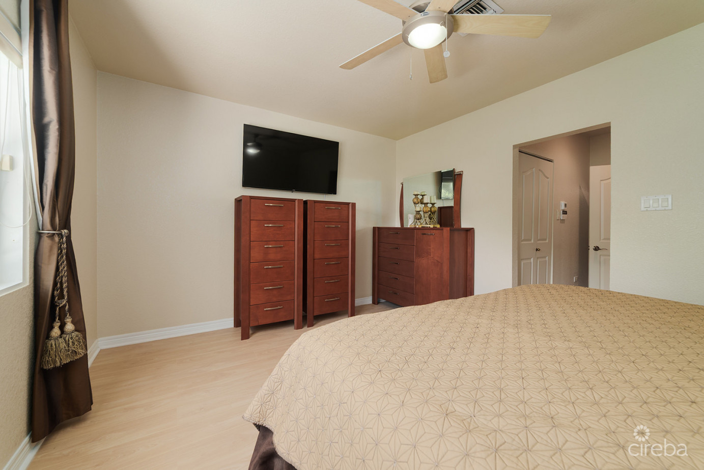 Spacious 3 Bed + Den Townhome At L'ambience