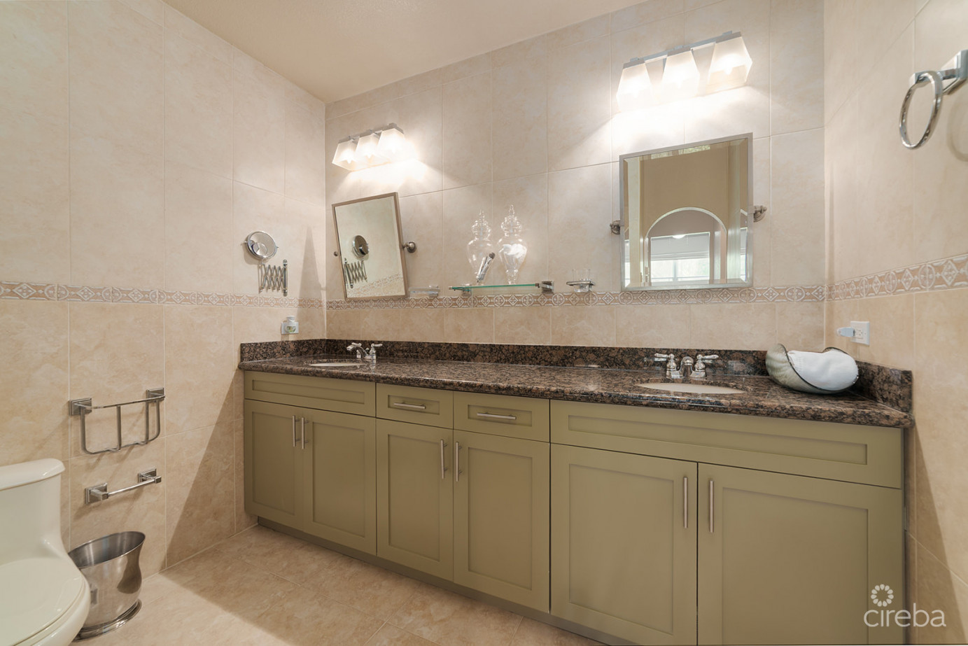 Spacious 3 Bed + Den Townhome At L'ambience