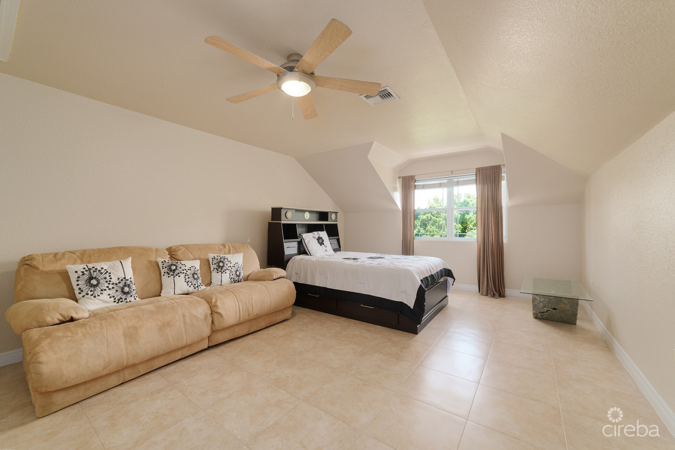 Spacious 3 Bed + Den Townhome At L'ambience