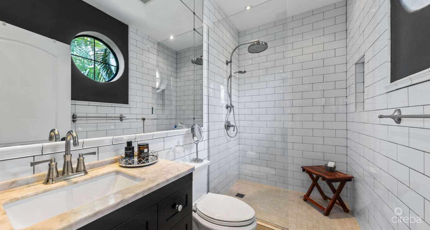 Beautifully Upgraded Lantern Point Condo