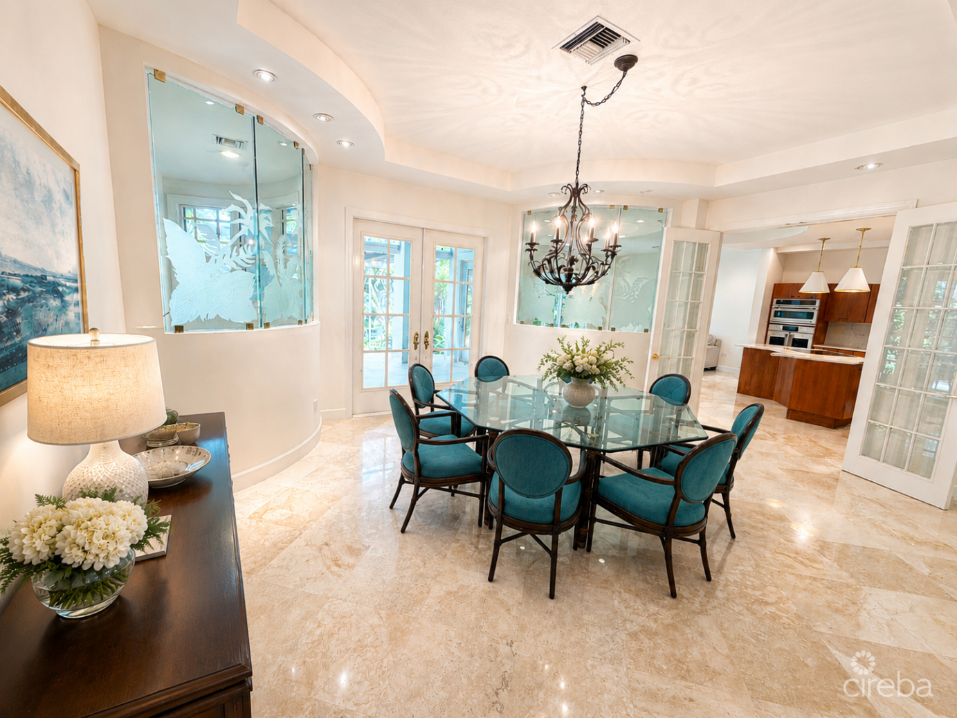Rare King's Court Villa In Britannia  Seven Mile Beach Corridor