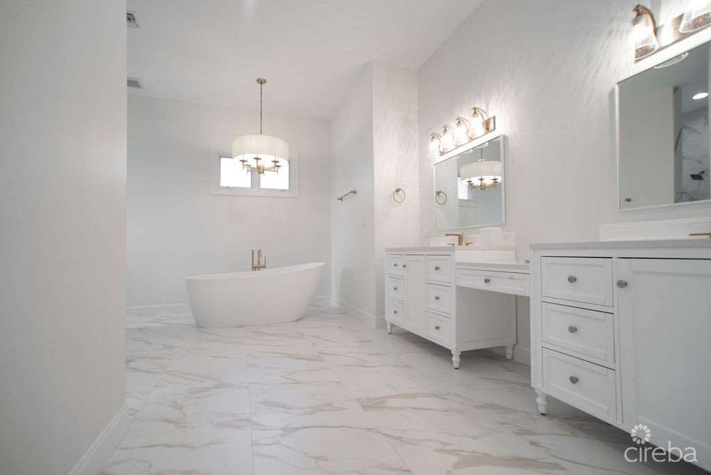 Rare King's Court Villa In Britannia  Seven Mile Beach Corridor