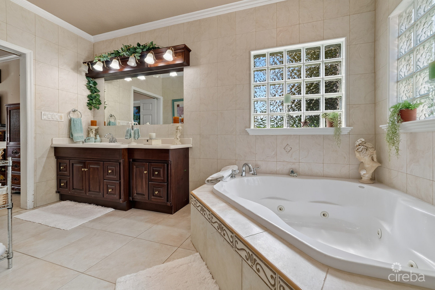 Savannah Newlands Family Home With Pool, Outsdie Bar & Income-generating Guest Suite