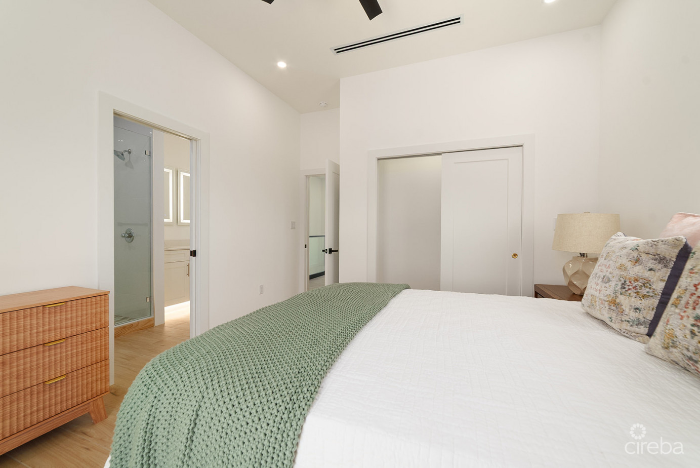 2 Bedroom, 2.5 Bathroom Duplex In Lookout Garden