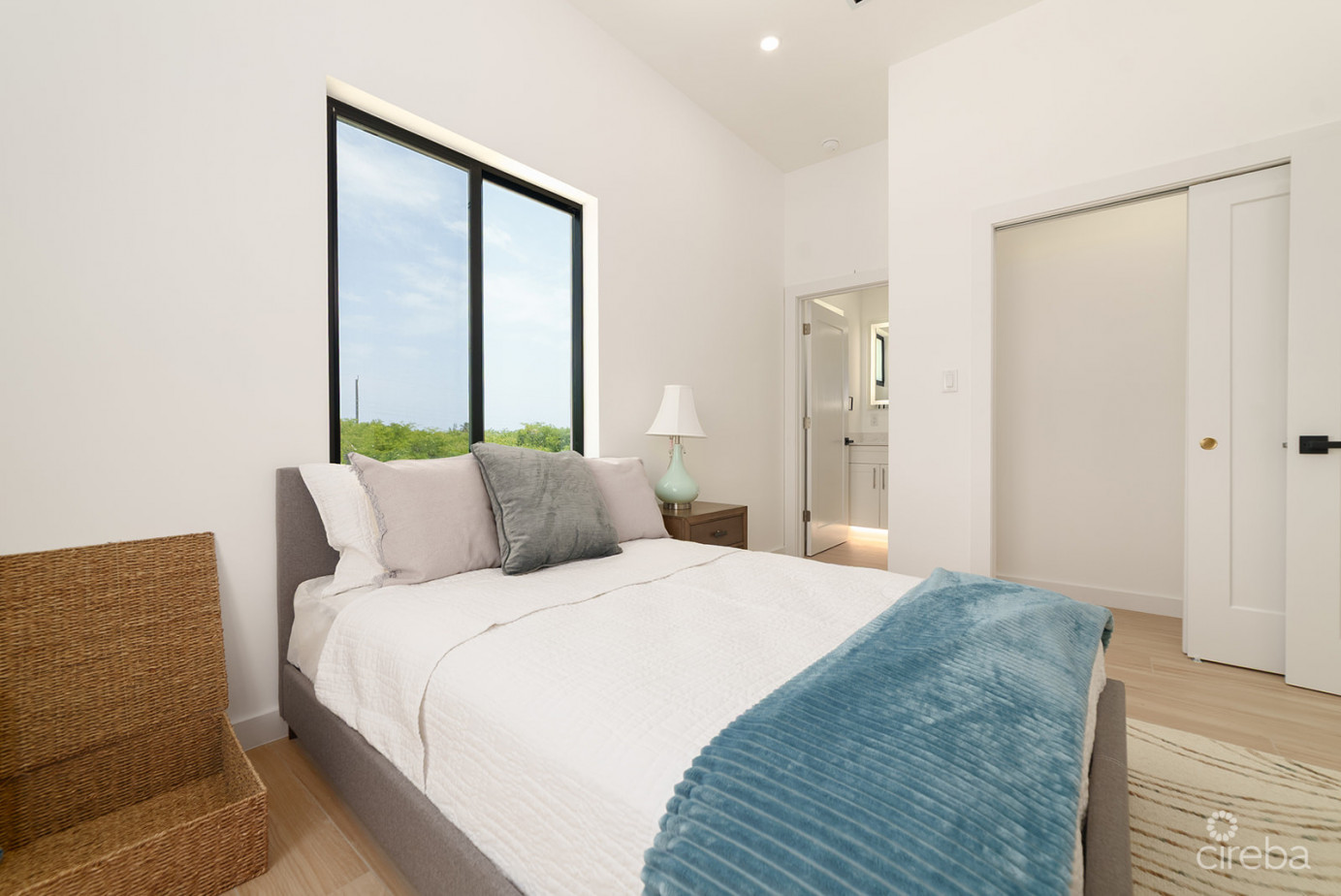 2 Bedroom, 2.5 Bathroom Duplex In Lookout Garden