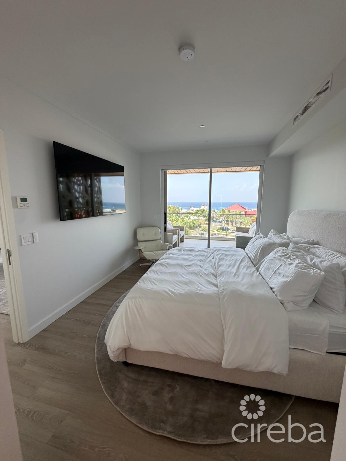 One Gt Designer Furnished, Deeded Parking