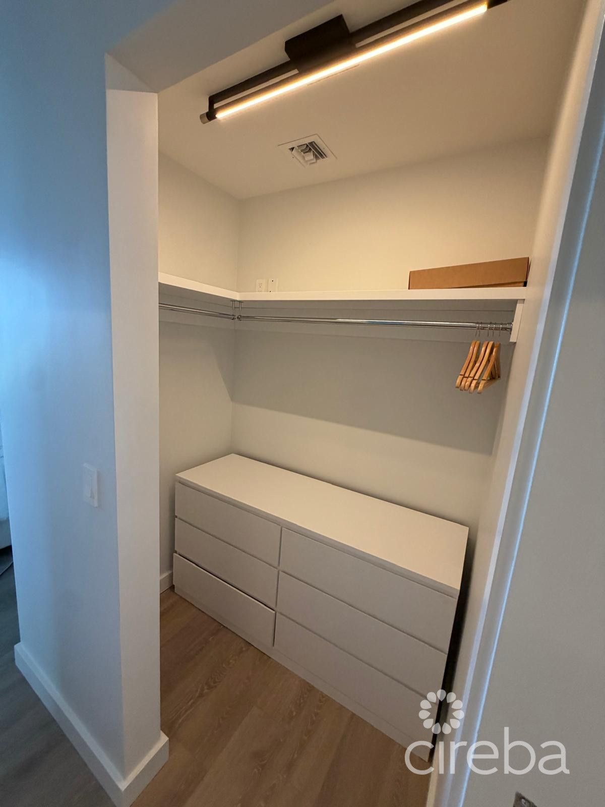 One Gt Designer Furnished, Deeded Parking