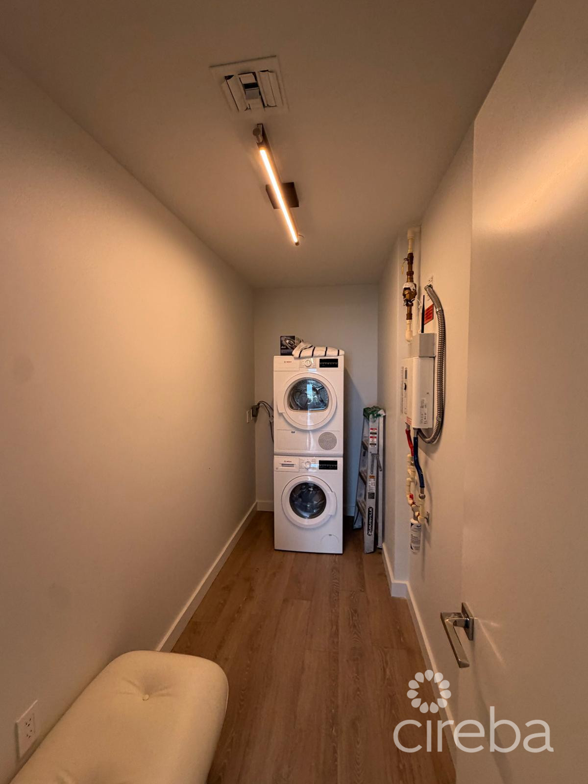One Gt Designer Furnished, Deeded Parking