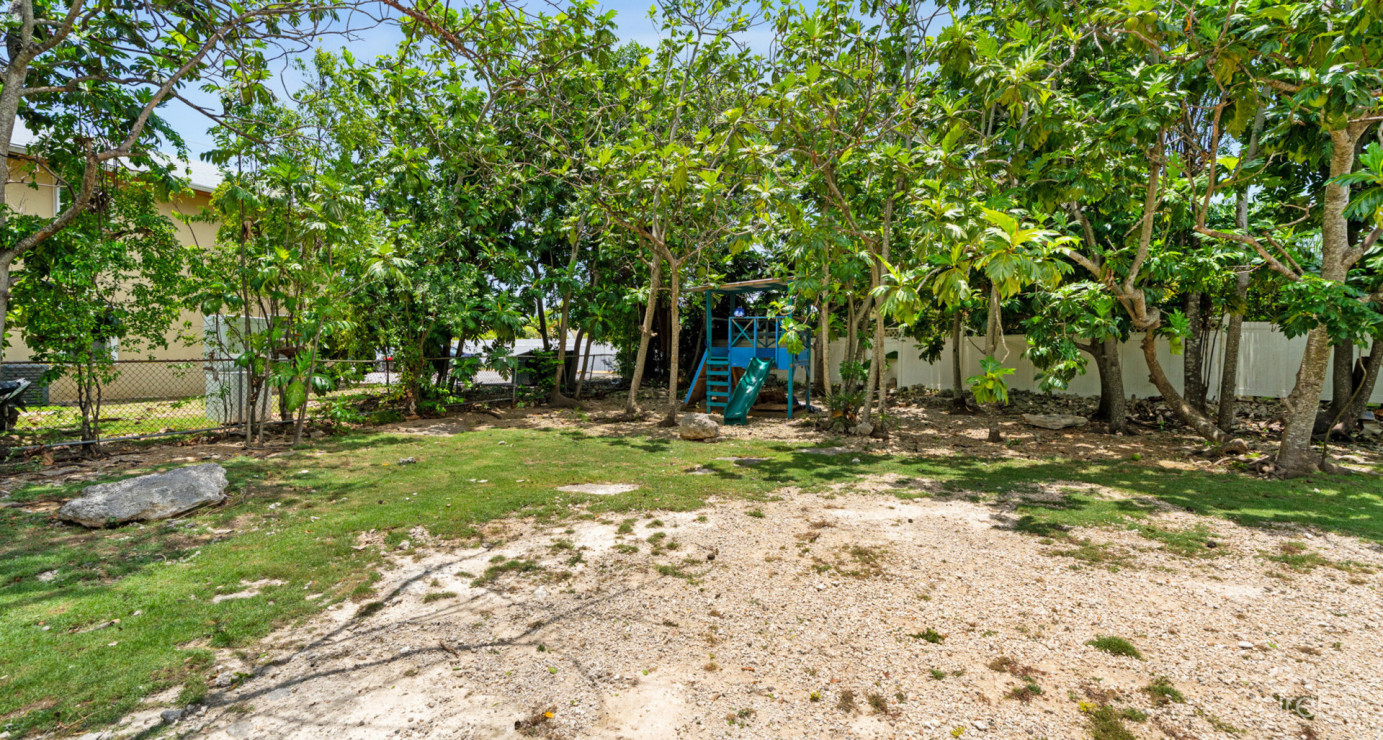 Melmac Ave #92 & #94  South Sound - Single Family Home With Cottage Set On 0.5 Acre Plot