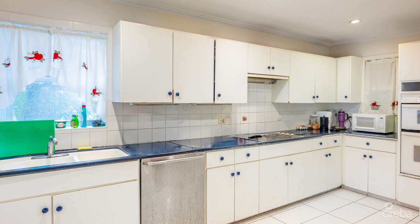4 Bedroom Home With 2 Cottages