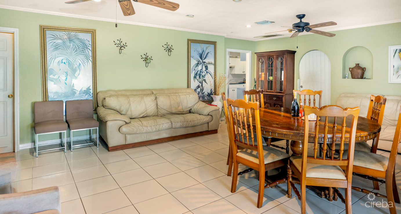 4 Bedroom Home With 2 Cottages