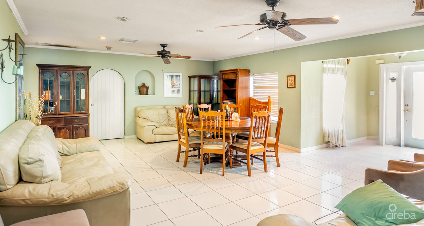 4 Bedroom Home With 2 Cottages