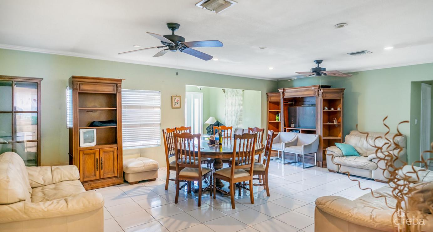 4 Bedroom Home With 2 Cottages