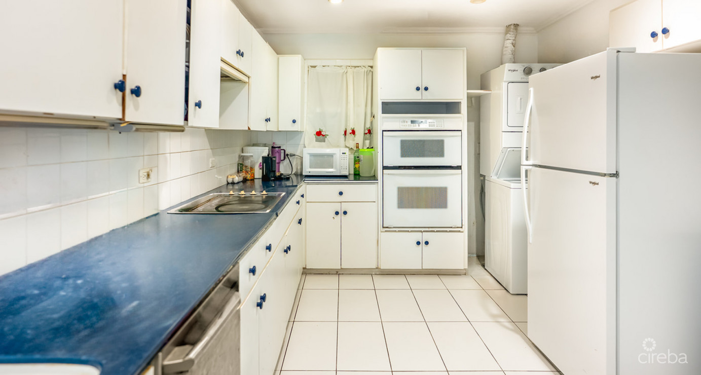 4 Bedroom Home With 2 Cottages