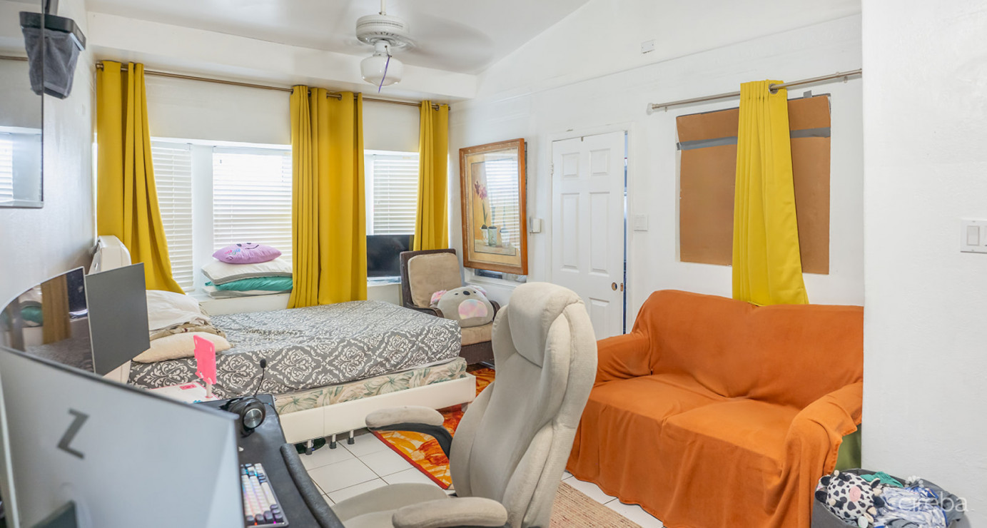 4 Bedroom Home With 2 Cottages